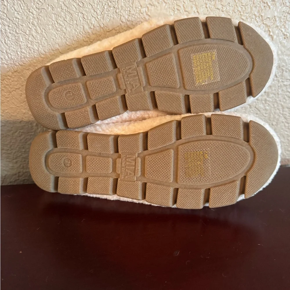 NWOT MIA Cream Fuzzy Slippers with Tan Soles - Picture 6 of 6